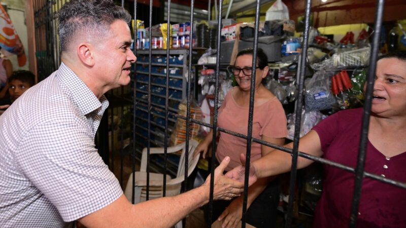 Moradores do Mutirão recebem calorosamente David Almeida em caminhada pela Zona Norte