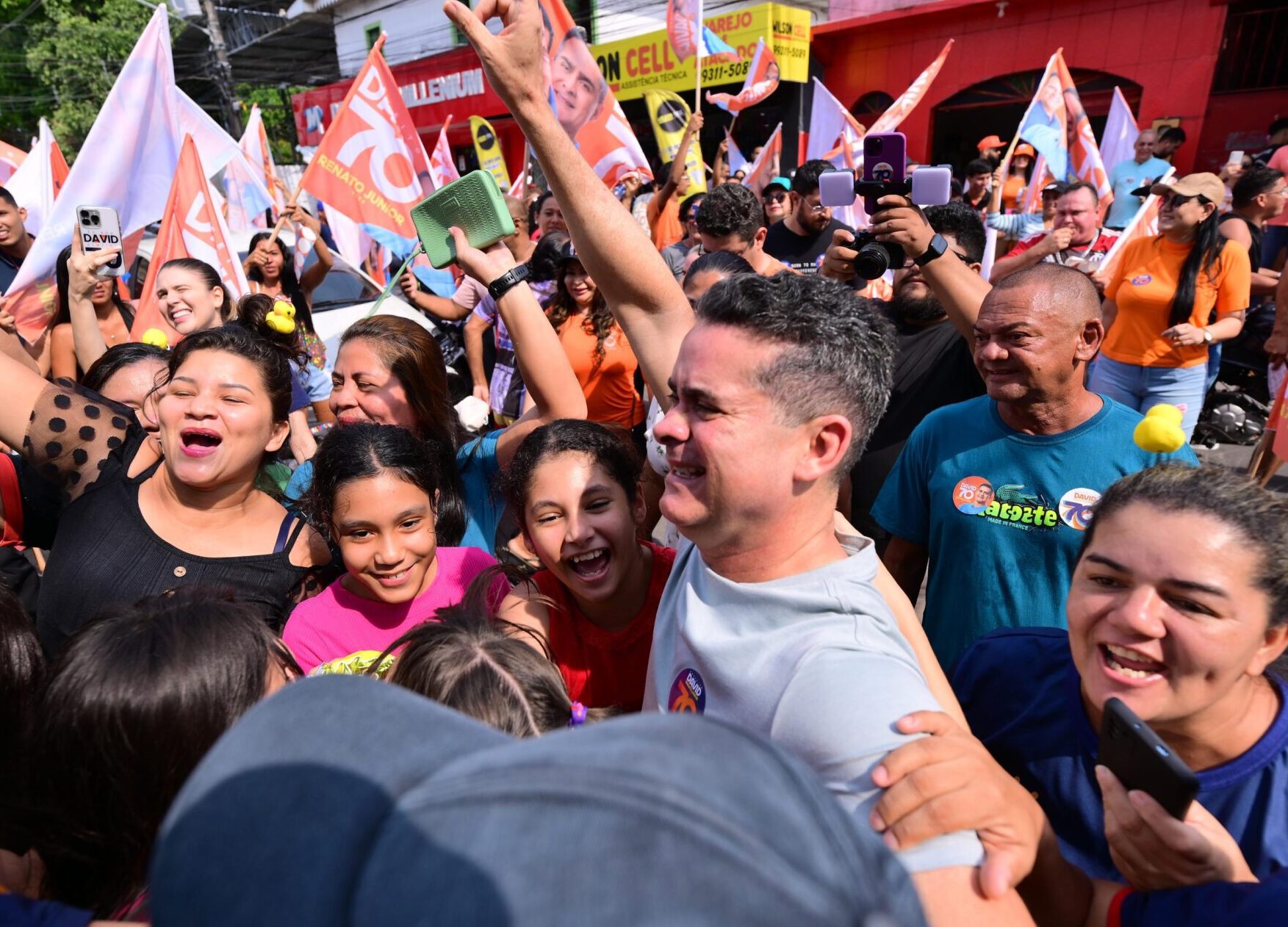 David Almeida dispara na liderança, podendo chegar a 59% dos votos válidos, revela pesquisa Projeta