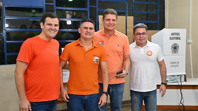 Renato Junior vota na Escola Petrônio Portella, defende democracia e revela otimismo sobre resultado nas urnas