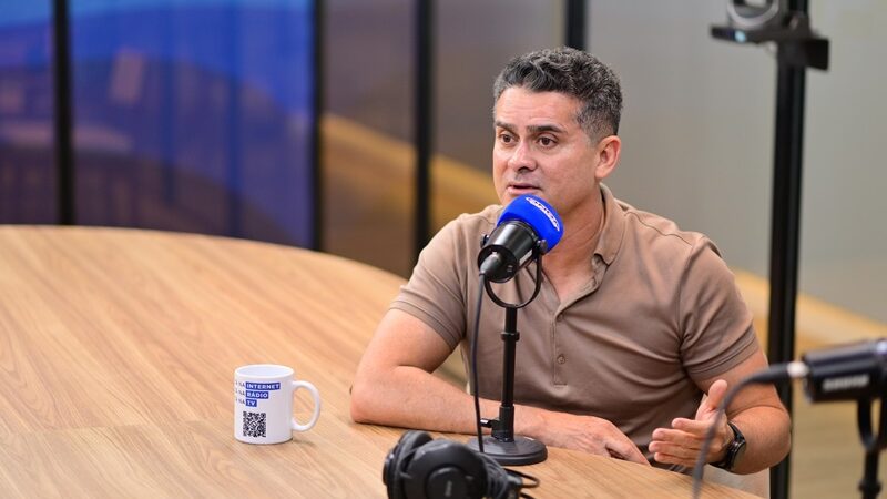 Não resolve a data-base dos colegas da polícia, vai resolver os problemas de Manaus?”, afirma David Almeida sobre Alberto Neto