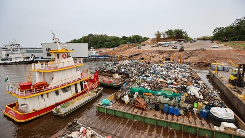 Prefeitura de Manaus retira mais de 195 toneladas de lixo da orla dos rios em operação de transbordo na Balsa Trairí
