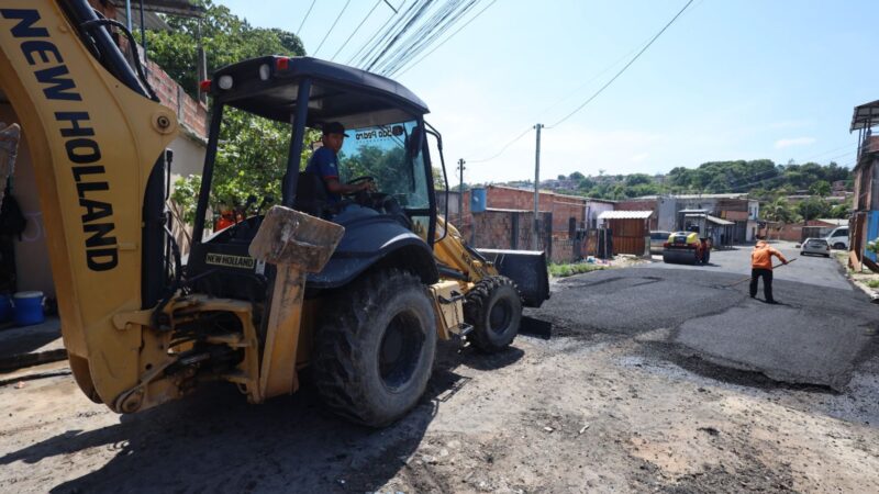 Prefeitura de Manaus recupera asfalto de via da comunidade Val Paraíso, na zona Leste