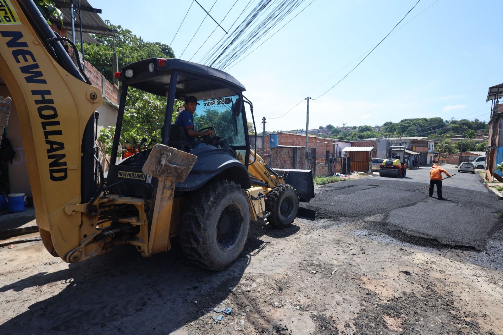 Prefeitura de Manaus recupera asfalto de via da comunidade Val Paraíso, na zona Leste