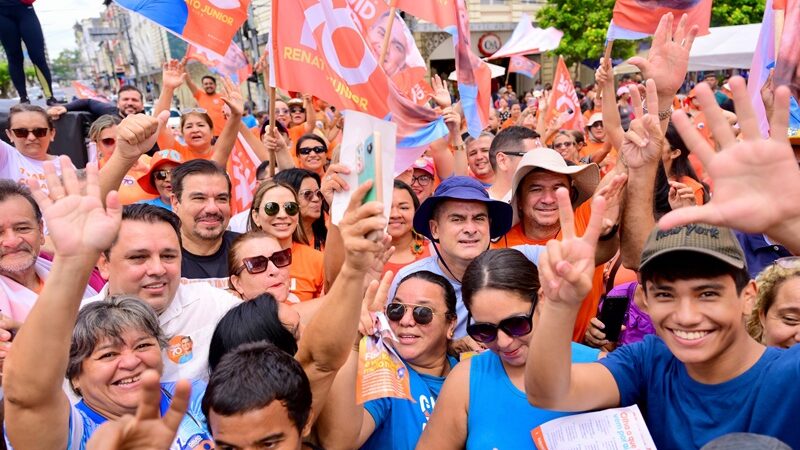 David Almeida recebe apoio da população durante visita à tradicional feira da Eduardo Ribeiro