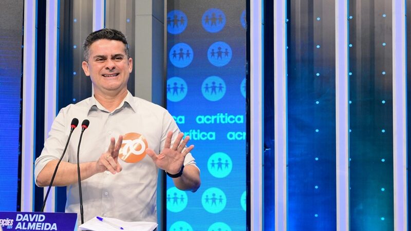 David Almeida mostra preparo e apresenta avanços na infraestrutura da capital em primeiro bloco de debate na TV A Crítica
