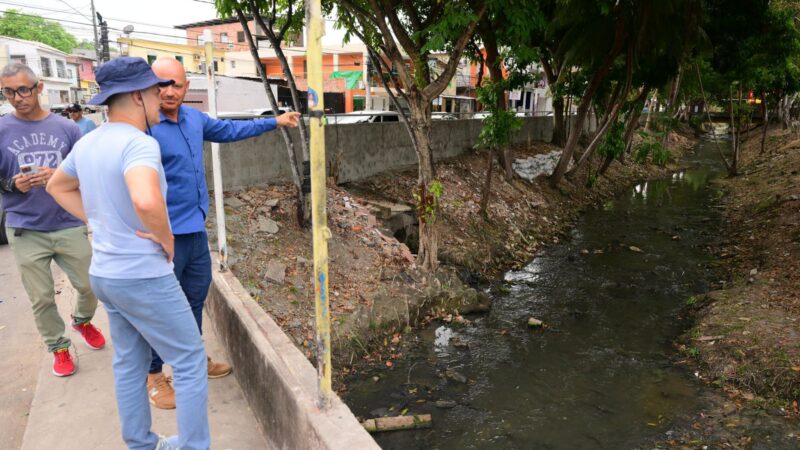David Almeida constata limpeza e revitalização do igarapé do Coroado durante vistoria
