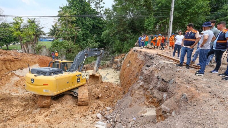 Prefeito David Almeida vistoria intervenção estrutural na avenida Mário Ypiranga Monteiro no feriado da Proclamação da República