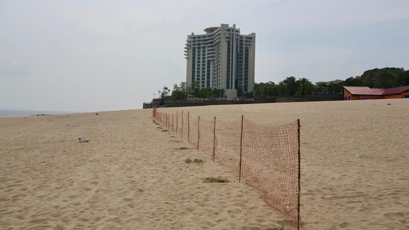 MANAUS – Com rio Negro abaixo de 15 metros, Prefeitura de Manaus reforça proibição para banho na praia da Ponta Negra