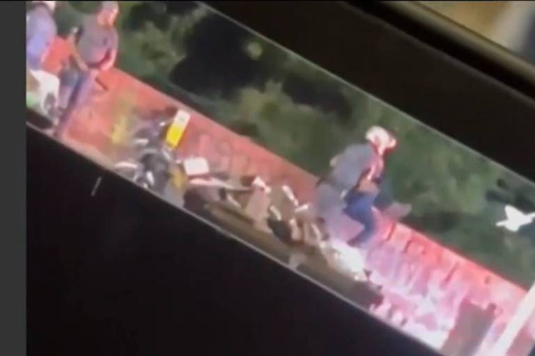 Vídeo: PM joga homem de ponte após abordagem