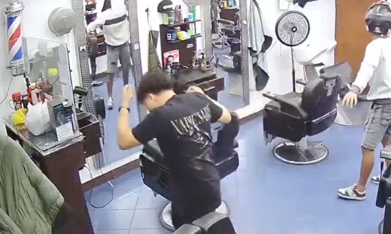 Bandidagem sem limites: veja momento em que jovem barbeiro é assassinado ao reagir a assalto