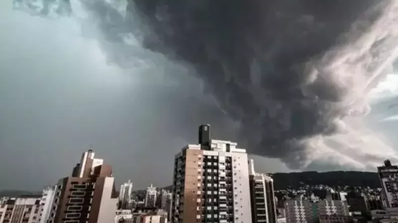 Chuva orográfica deve ‘bagunçar’ o tempo neste fim de semana em SC; confira a previsão