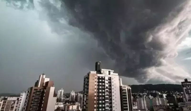 Chuva orográfica deve ‘bagunçar’ o tempo neste fim de semana em SC; confira a previsão