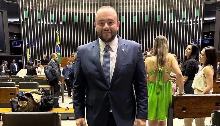 ”Dinheiro público não pode financiar o crime”, defende Fausto Jr. ao assinar Lei Anti-Oruam