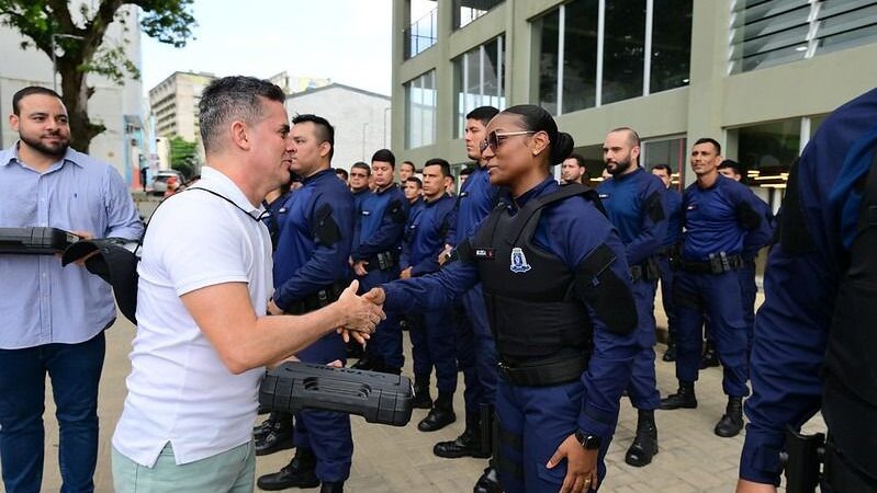 Prefeito David Almeida entrega armamento para 50 novos guardas municipais e fortalece segurança pública na cidade