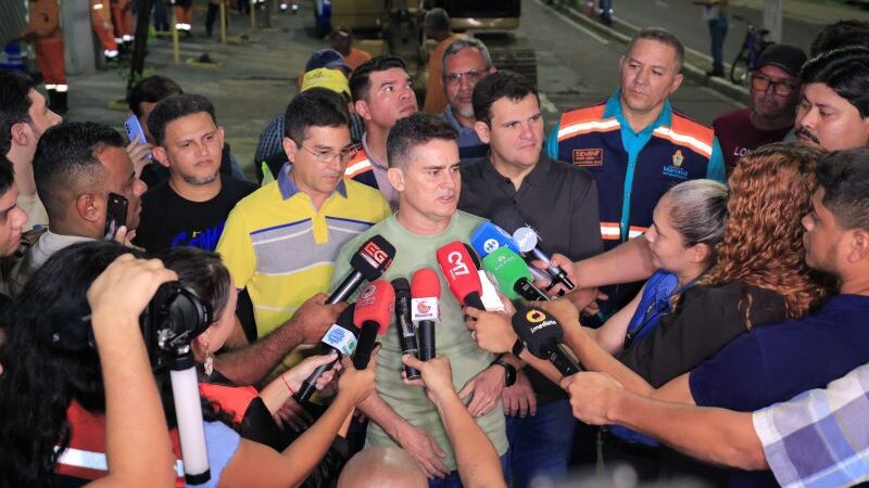 Prefeito David Almeida acompanha interdição de trecho da avenida Maceió para manutenção em rede de drenagem durante o carnaval