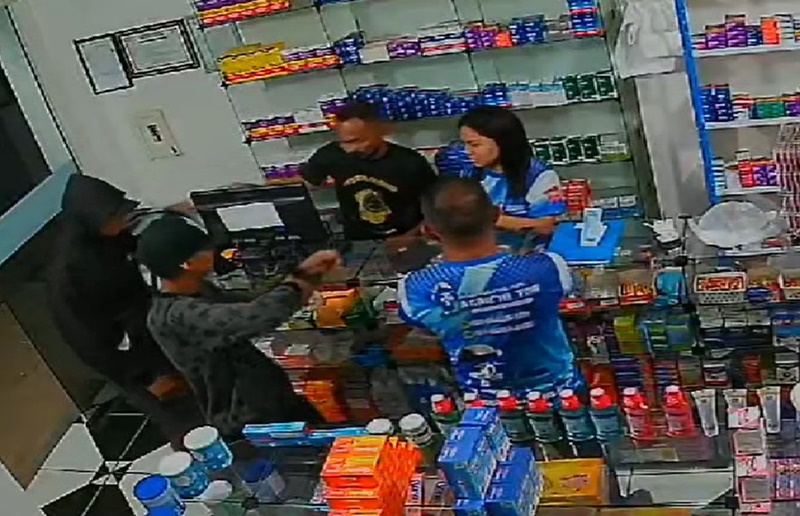 Vídeos: Motoqueiros invad3m farmácia e fazem a limpa em Tefé