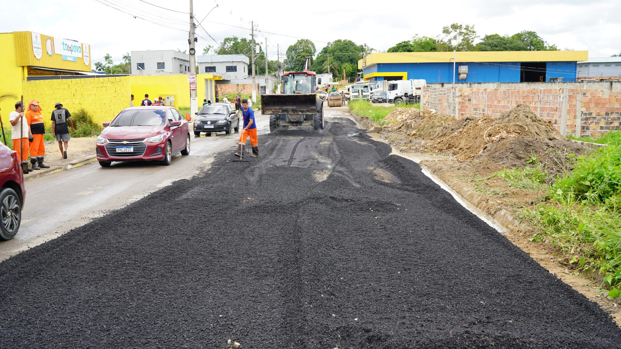 Prefeitura de Manaus leva recuperação asfáltica à comunidade Cidade das Luzes