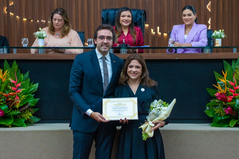 Secretária de Saúde de Itacoatiara é homenageada com o Diploma da Mulher Cidadã Amazonense