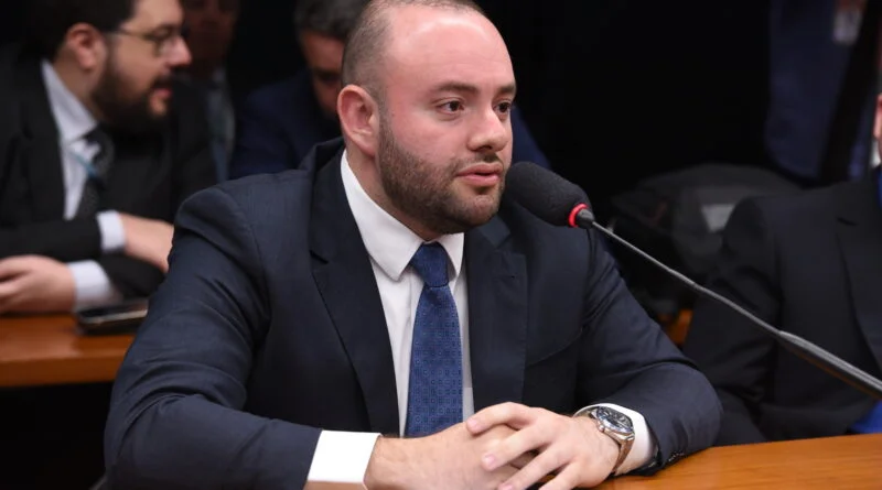 Deputado Fausto Jr. solicita investigação e medidas urgentes para garantir segurança e navegabilidade nos rios da Amazônia