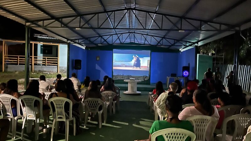 Cinema de rua em comunidade ribeirinha tem apoio da Prefeitura de Manaus