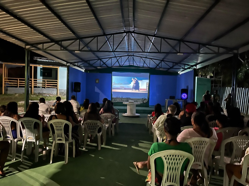 Cinema de rua em comunidade ribeirinha tem apoio da Prefeitura de Manaus