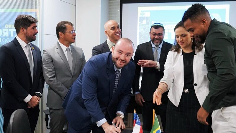 Fausto Jr. participa de assinatura de contrato do primeiro Retrofit Habitacional no Centro de Manaus