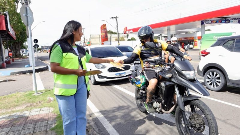 Educação de trânsito orienta condutores e pedestres sobre travessia em local que recebeu intervenção viária da Prefeitura de Manaus