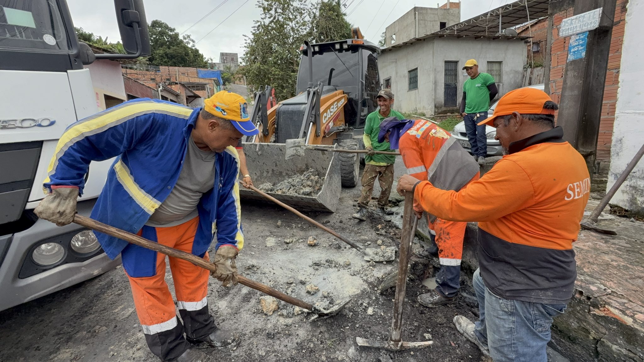 Prefeitura de Manaus trabalha no serviço de recuperação asfáltica no bairro Alfredo Nascimento 2