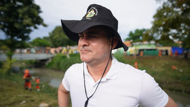Prefeito David Almeida prioriza ações na zona Norte e vistoria operação de limpeza no igarapé do Passarinho