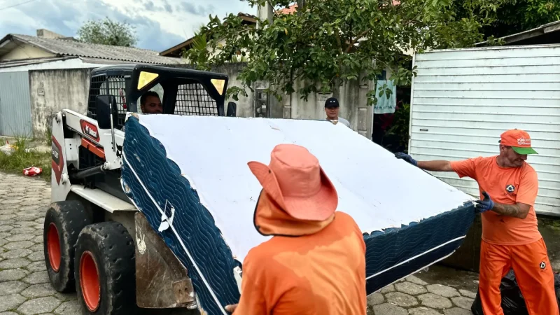 São José faz força-tarefa para coletar móveis descartados nas ruas
