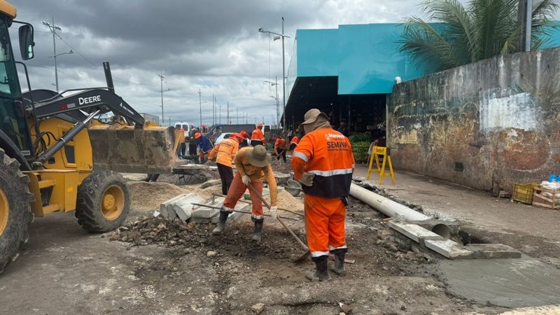 Prefeitura realiza obras de recuperação de calçada da feira Manaus Moderna