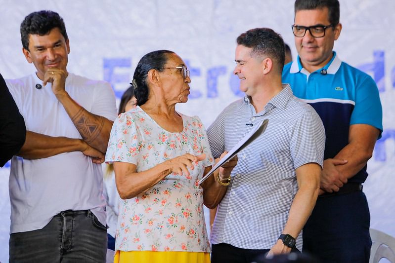 Prefeito David Almeida entrega 403 títulos definitivos no Novo Reino 1 e reforça maior programa de regularização fundiária da história de Manaus