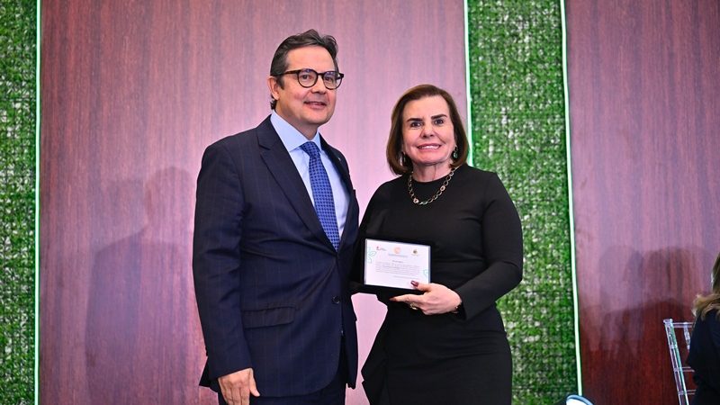 Presidente do TCE-AM é homenageada em Congresso Internacional