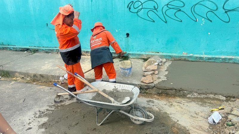 Prefeitura de Manaus realiza recuperação de calçada no bairro Alvorada