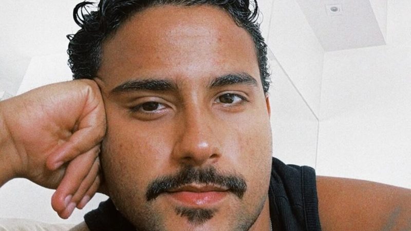 Ex-BBB Lucas Pizane é surpreendido por idosa com camisinha na mão em aeroporto