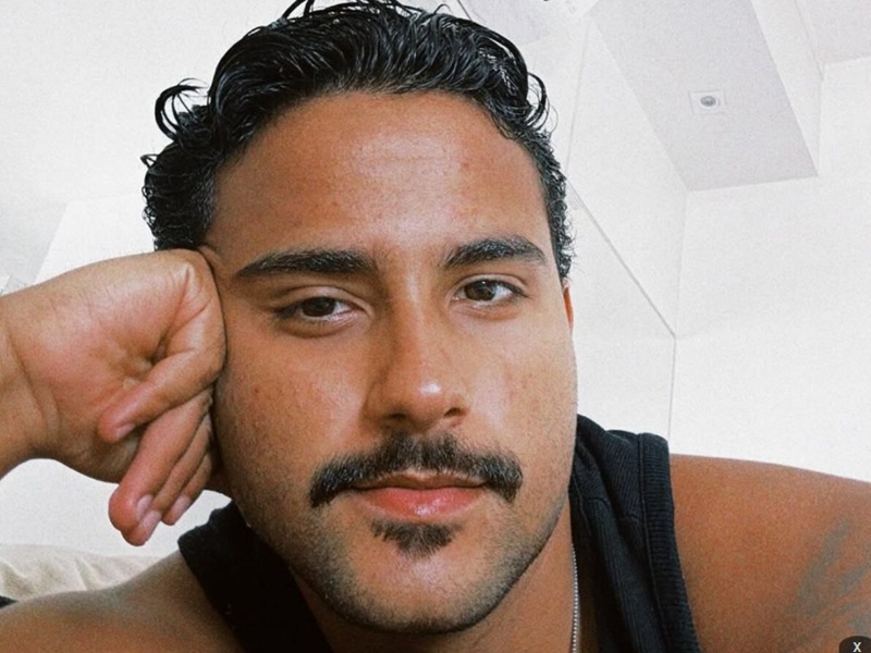 Ex-BBB Lucas Pizane é surpreendido por idosa com camisinha na mão em aeroporto