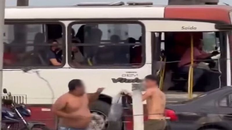 Vídeo mostra briga de homens em plena avenida de Manaus