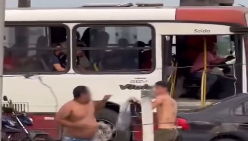 Vídeo mostra briga de homens em plena avenida de Manaus