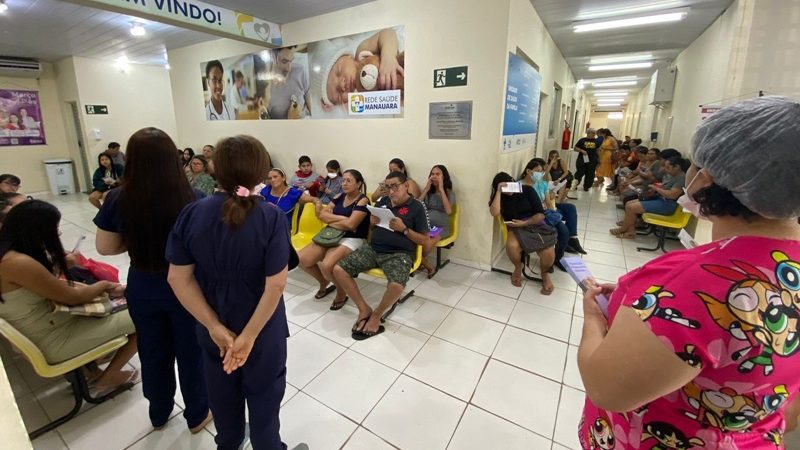 Usuários de unidades de saúde da prefeitura recebem orientações para combate à violência contra idosos