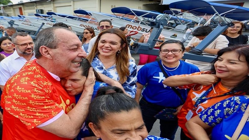Omar reúne dezenas de prefeitos do interior em entrega de kits náuticos para a assistência social