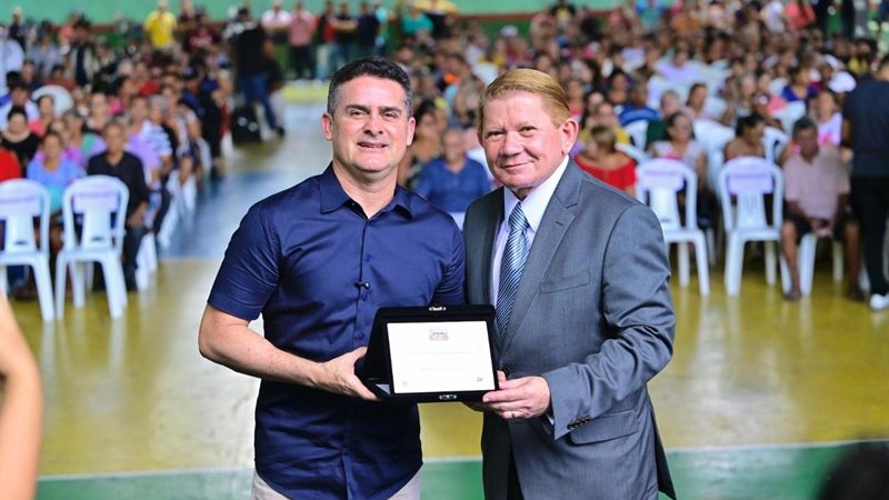 Prefeito David Almeida recebe homenagem do Poder Judiciário por avanços na regularização fundiária em Manaus