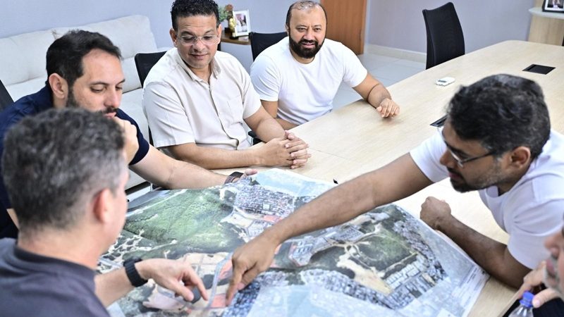 Prefeito David Almeida anuncia força-tarefa para regularizar 10 mil progressões na rede municipal de ensino