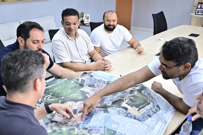 Prefeito David Almeida anuncia força-tarefa para regularizar 10 mil progressões na rede municipal de ensino