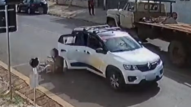 Vídeo: Passageira ‘lisa’ se j0ga do carro de app em movimento por não ter dinheiro da corrida