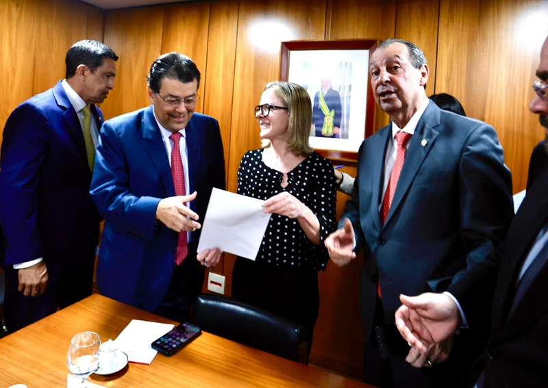 Senador Omar lidera comitiva do Amazonas em reunião com o governo para defender diálogo entre setor produtivo e meio ambiente no sul do estado