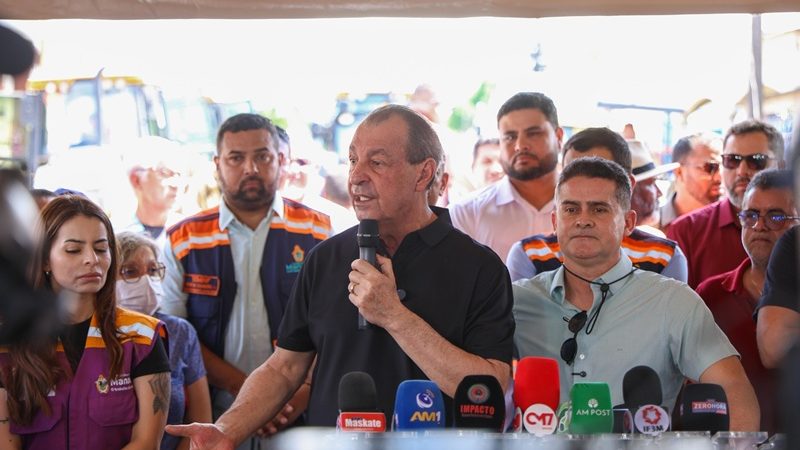 Senador Omar Aziz participa de lançamento de pacote de recapeamento de 67 ruas na zona Norte de Manaus