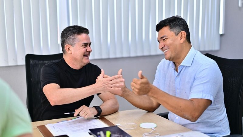 Prefeito David Almeida assina certidão histórica de regularização fundiária para bairros que aguardavam há mais de 100 anos
