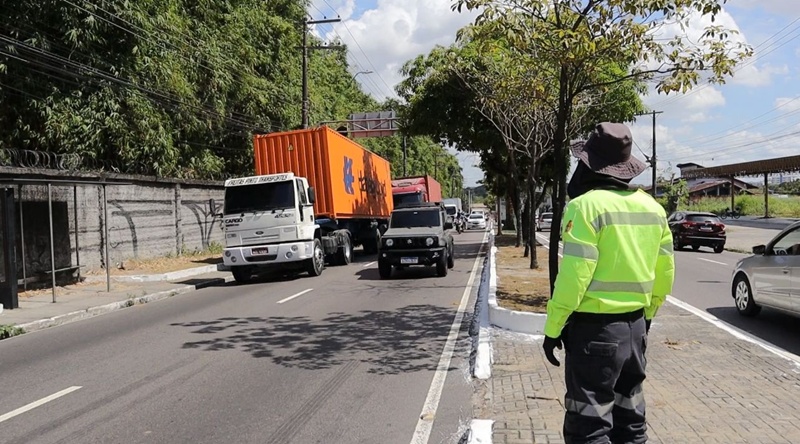 Prefeitura de Manaus monitora tráfego de caminhões fora da faixa regulamentada