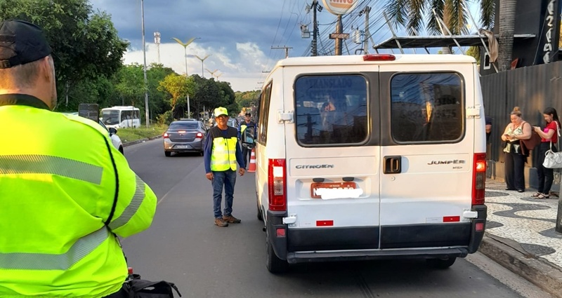 Prefeitura de Manaus realiza operação ‘Transporte Legal’ e apreende veículos clandestinos na avenida do Turismo
