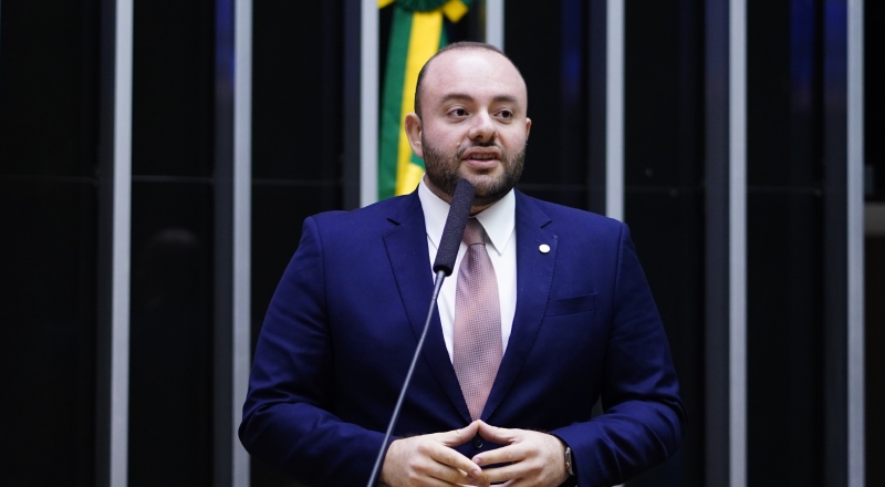 Deputado Fausto Júnior apresenta projeto para aumentar pena por pornografia infantil e lucro com conteúdos